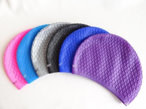 游泳戴硅胶的好还是布的好，硅胶泳帽和布泳帽哪个更舒服？